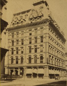 Edificio della Singer Sewing Machine Company. Fifth Street (Broadway) e Locust Street. Costruito nei primi anni 1870 da Woodward Stereoscopic Company